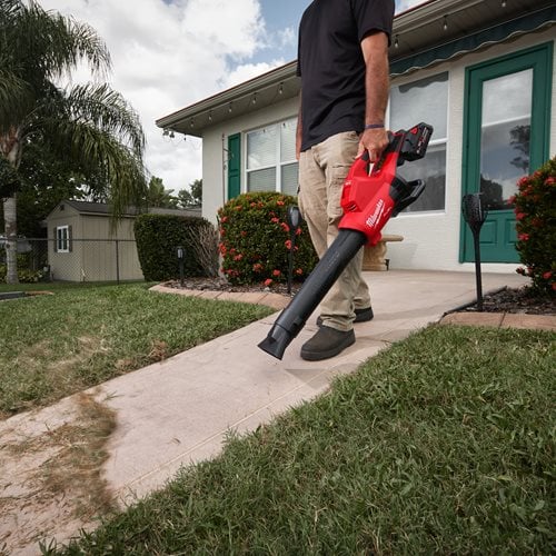 Zestaw M18 F2BL-802 – 2× M18 FB8 i podwójna szybka ładowarka M18 DBSC